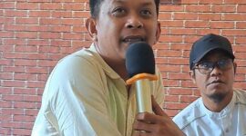 Tim Pemenangan Andi Tenri Abeng Salangketo (Soba'ta), Asrul Rahman dan Andi Seldi Mappasala, saat konferensi pers perolehan suara Andi Tenri Abeng Salangketo, Kabupaten Bone, Minggu (18/2). (DIKSIKU/Idhul)