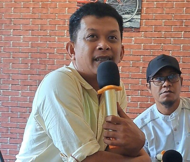 Tim Pemenangan Andi Tenri Abeng Salangketo (Soba'ta), Asrul Rahman dan Andi Seldi Mappasala, saat konferensi pers perolehan suara Andi Tenri Abeng Salangketo, Kabupaten Bone, Minggu (18/2). (DIKSIKU/Idhul)