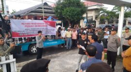 Aliansi Masyarakat Bone Peduli Demokrasi gelar demo di Kantor KPU Bone, Sabtu (24/2). (ist) 