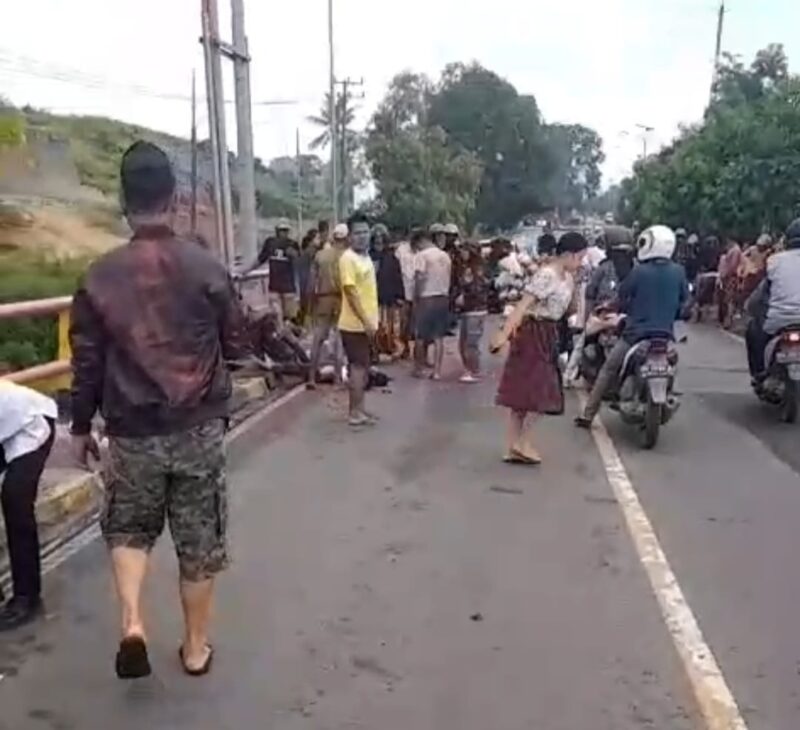 Suasana TKP kecelakaan lalu lintas yang melibatkan dua kendaraan roda dua, Kabupaten Bone, Rabu (6/3). (ist)