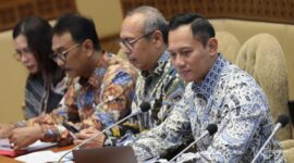 Menteri ATR/BPN Agus Harimurti Yudhoyono mengikuti rapat bersama Komisi II DPR-RI, Senin (25/3). (int)