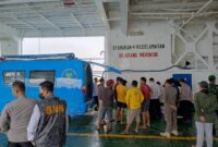 Proses pengambilan sampel urine ABK dan sopir di Pelabuhan Bajoe, Kabupaten Bone, Senin (1/4). (ist)