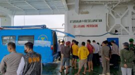 Proses pengambilan sampel urine ABK dan sopir di Pelabuhan Bajoe, Kabupaten Bone, Senin (1/4). (ist)