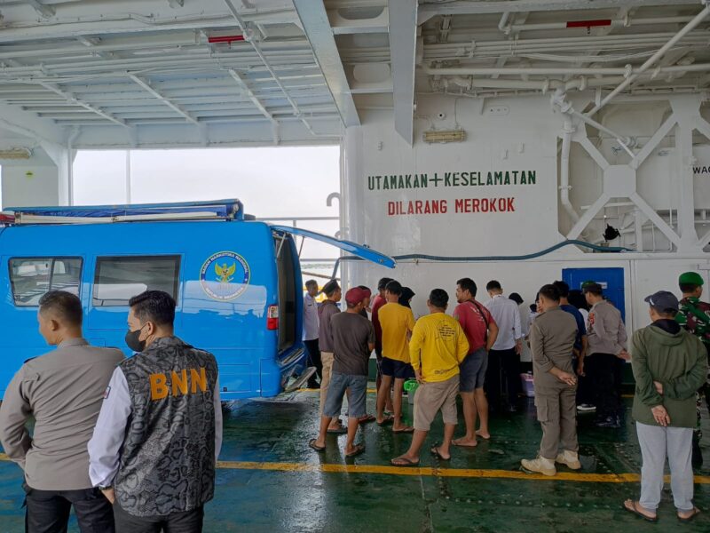 Proses pengambilan sampel urine ABK dan sopir di Pelabuhan Bajoe, Kabupaten Bone, Senin (1/4). (ist)