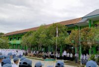Kepala BNNK Bone pimpin upacara bendera di MAN 1 Bone, Senin (22/4). (ist)