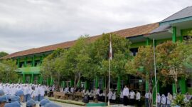 Kepala BNNK Bone pimpin upacara bendera di MAN 1 Bone, Senin (22/4). (ist)