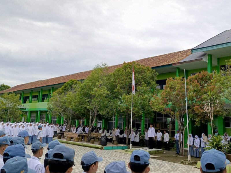 Kepala BNNK Bone pimpin upacara bendera di MAN 1 Bone, Senin (22/4). (ist)