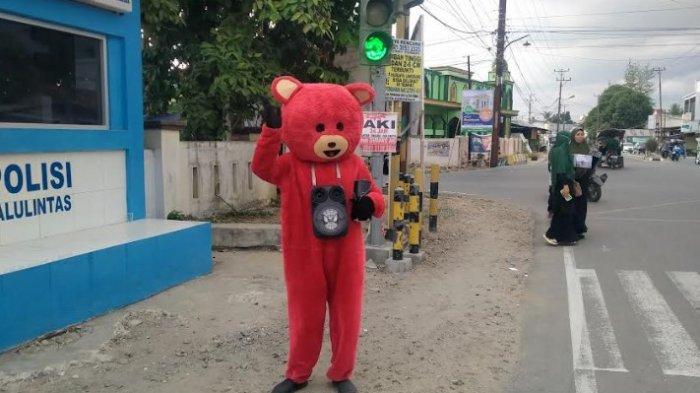 Aktivitas badut jalanan di sejumlah persimpangan lampu merah mendapat kritik dari DPRD Kutim. Kehadiran mereka dianggap mengganggu ketertiban umum. (foto ilustrasi : int) 