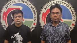 Dua pelaku narkoba yang diamankan Satresnarkoba Polres Bone, Sabtu (18/5). (ist)