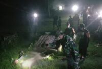 Petugas bersama warga setempat tiba di TKP untuk mengevakuasi korban, Kamis (16/5). (ist)