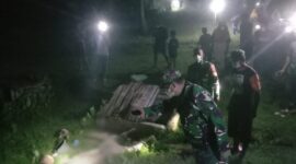 Petugas bersama warga setempat tiba di TKP untuk mengevakuasi korban, Kamis (16/5). (ist)