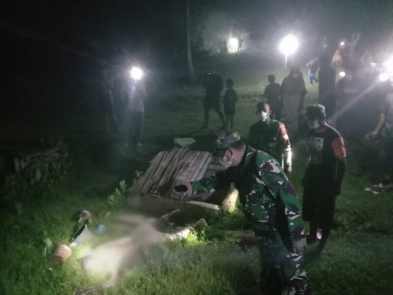 Petugas bersama warga setempat tiba di TKP untuk mengevakuasi korban, Kamis (16/5). (ist)