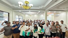 Foto bersama disela-sela kegiatan pembukaan pelatihan mengemudi yang digagas Disnaker Bontang, Rabu (1/5). (ist)