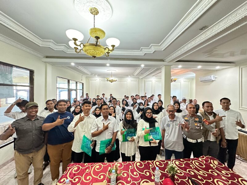 Foto bersama disela-sela kegiatan pembukaan pelatihan mengemudi yang digagas Disnaker Bontang, Rabu (1/5). (ist)