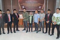 Penyerahan berita acara penetapan perolehan kursi dan penetapan calon terpilih anggota DPRD Bone dari KPU Bone ke perwakilan Partai Persatuan Pembangunan. (DIKSIKU/Idhul)