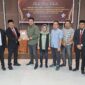 Penyerahan berita acara penetapan perolehan kursi dan penetapan calon terpilih anggota DPRD Bone dari KPU Bone ke perwakilan Partai Persatuan Pembangunan. (DIKSIKU/Idhul)
