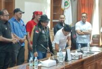 DPRD Kutim dan buruh menandatangani nota kesepahaman. (ist)