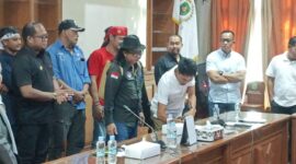 DPRD Kutim dan buruh menandatangani nota kesepahaman. (ist)