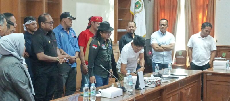 DPRD Kutim dan buruh menandatangani nota kesepahaman. (ist)