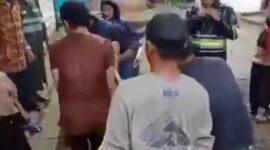 Proses evakuasi murid SD yang terseret arus got, Kabupaten Bone, Jumat (3/5/2024). (foto:facebook)