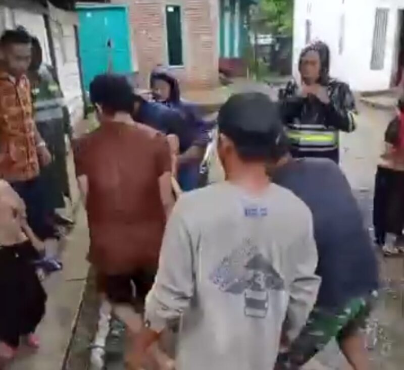Proses evakuasi murid SD yang terseret arus got, Kabupaten Bone, Jumat (3/5/2024). (foto:facebook)