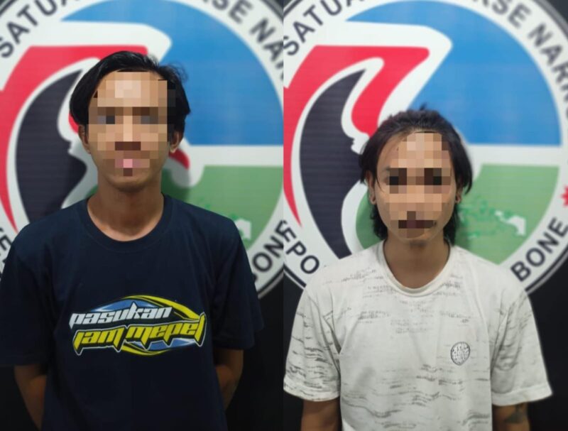 Dua warga Bukaka yang ditangkap Satresnarkoba Polres Bone, Sabtu (4/5). (ist)