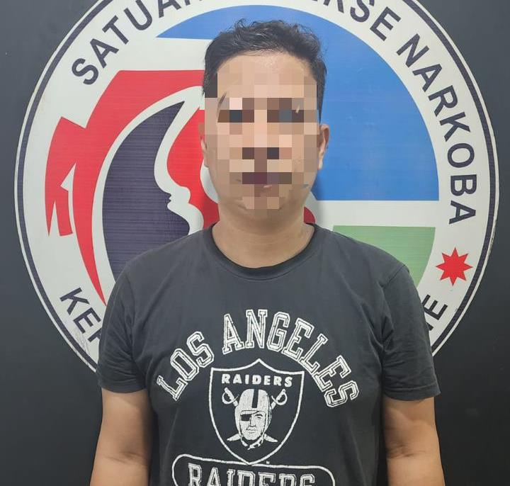 SB alias A, pemasok Narkoba untuk berpesta sabu di Paccing yang ditangkap Satresnarkoba Polres Bone, Minggu (5/5). (ist)