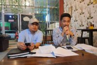 Direktur CV Dua Tujuh Group Muhammad Arafah (kiri) dan konsultan hukum Arma Aming. (DIKSIKU/Idhul)