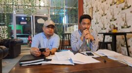 Direktur CV Dua Tujuh Group Muhammad Arafah (kiri) dan konsultan hukum Arma Aming. (DIKSIKU/Idhul)