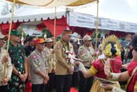 Pj Bupati Bone Andi Islamuddin (topi merah) bersama Sekjen Kemensos Dr Robben Rico saat menghadiri acara pengukuhan Desa Pattiro sebagai Kampung Siaga Bencana, Kamis (9/5). (ist)