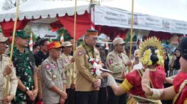 Pj Bupati Bone Andi Islamuddin (topi merah) bersama Sekjen Kemensos Dr Robben Rico saat menghadiri acara pengukuhan Desa Pattiro sebagai Kampung Siaga Bencana, Kamis (9/5). (ist)