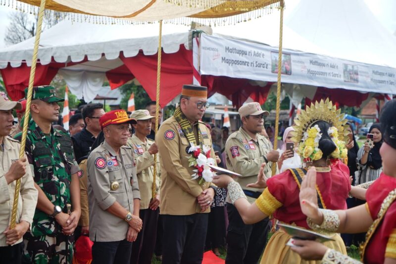 Pj Bupati Bone Andi Islamuddin (topi merah) bersama Sekjen Kemensos Dr Robben Rico saat menghadiri acara pengukuhan Desa Pattiro sebagai Kampung Siaga Bencana, Kamis (9/5). (ist)