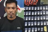Pelaku narkoba berinisial S bersama barang buktinya yang diamankan Satresnarkoba Polres Bone, Sabtu (11/5). (ist)