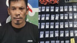 Pelaku narkoba berinisial S bersama barang buktinya yang diamankan Satresnarkoba Polres Bone, Sabtu (11/5). (ist)