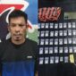 Pelaku narkoba berinisial S bersama barang buktinya yang diamankan Satresnarkoba Polres Bone, Sabtu (11/5). (ist)