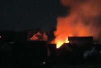 Rumah warga di Kelurahan Bajoe Kabupaaten Bone dilalap si jago merah, Minggu (12/5). (ist)