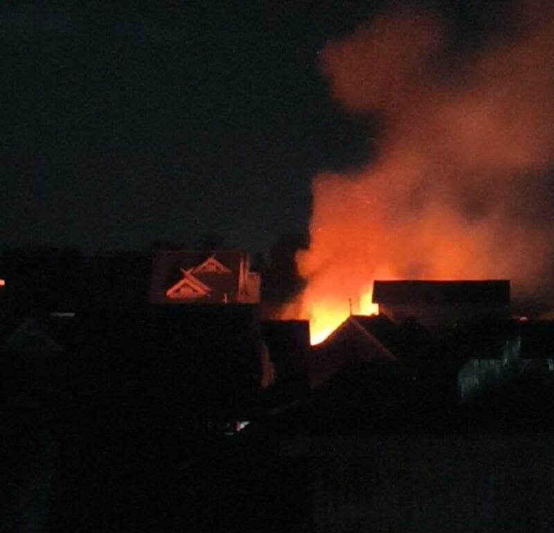 Rumah warga di Kelurahan Bajoe Kabupaaten Bone dilalap si jago merah, Minggu (12/5). (ist)