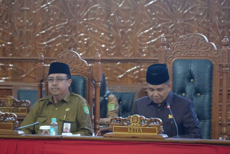 Ketua DPRD Kutai Timur, Joni (kanan), saat memimpin Rapat Paripurna Ke-21 tentang Penutupan Masa Sidang II dan Pembukaan Masa Sidang III. (ist)