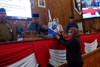 Fraksi AKB DPRD Kutim menyerahkan pandangan umum atas 2 Raperda usulan Pemkab Kutim, Selasa (14/5). (ist)