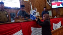 Fraksi AKB DPRD Kutim menyerahkan pandangan umum atas 2 Raperda usulan Pemkab Kutim, Selasa (14/5). (ist)