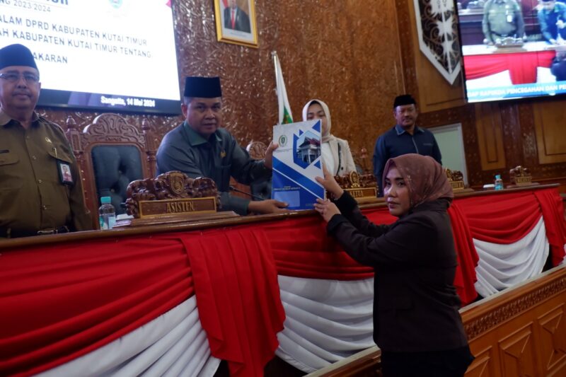 Fraksi AKB DPRD Kutim menyerahkan pandangan umum atas 2 Raperda usulan Pemkab Kutim, Selasa (14/5). (ist)