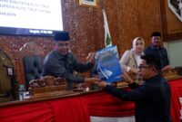 Fraksi Demokrat serahkan pandangan umumnya terhadap Raperda usulan Pemkab Kutim, Selasa (14/5). (ist)