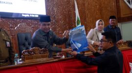 Fraksi Demokrat serahkan pandangan umumnya terhadap Raperda usulan Pemkab Kutim, Selasa (14/5). (ist)
