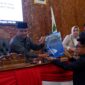 Fraksi Demokrat serahkan pandangan umumnya terhadap Raperda usulan Pemkab Kutim, Selasa (14/5). (ist)