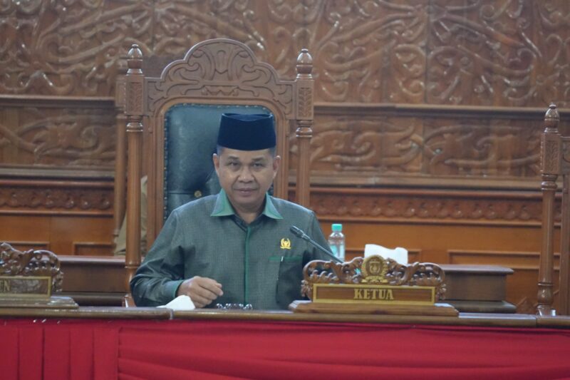 Ketua DPRD Kutai Timur Joni memimpin rapat paripuna ke-23 terkait pandangan umum fraksi atas 2 Raperda usulan Pemkab, Selasa (14/5). (ist)