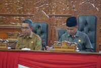 Ketua DPRD Kutim Joni (kanan) saat memimpin rapat paripurna membahas soal rekomendasi LKPJ Bupati, Selasa (14/5). (ist)