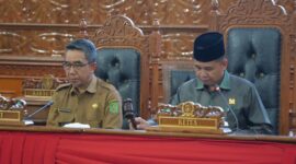 Ketua DPRD Kutim Joni (kanan) saat memimpin rapat paripurna membahas soal rekomendasi LKPJ Bupati, Selasa (14/5). (ist)