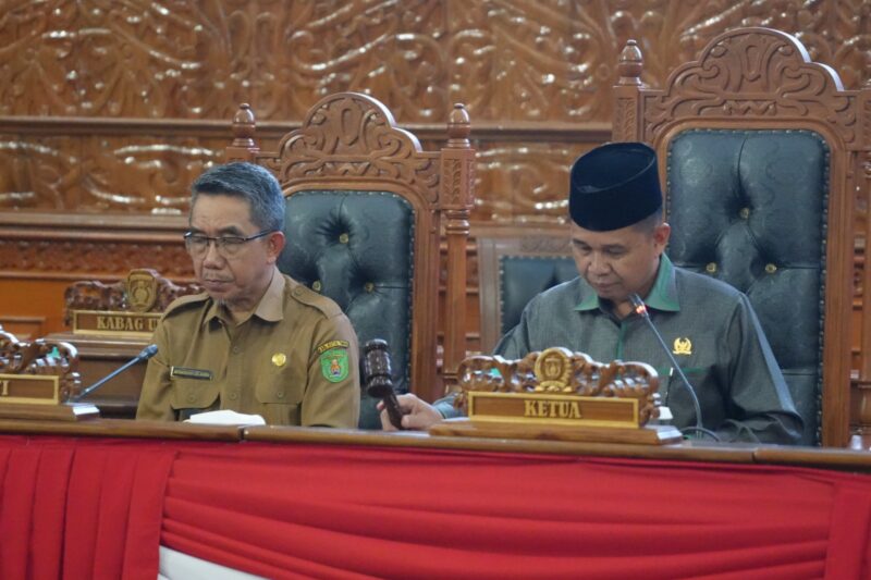 Ketua DPRD Kutim Joni (kanan) saat memimpin rapat paripurna membahas soal rekomendasi LKPJ Bupati, Selasa (14/5). (ist)