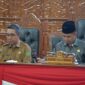 Ketua DPRD Kutim Joni (kanan) saat memimpin rapat paripurna membahas soal rekomendasi LKPJ Bupati, Selasa (14/5). (ist)