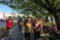 Yasir Machmud dan Andi Asman Sulaiman nampak berpegangan tangan saat joging di Stadion Lapatau, Kabupaten Bone, Minggu (19/5). (ist)